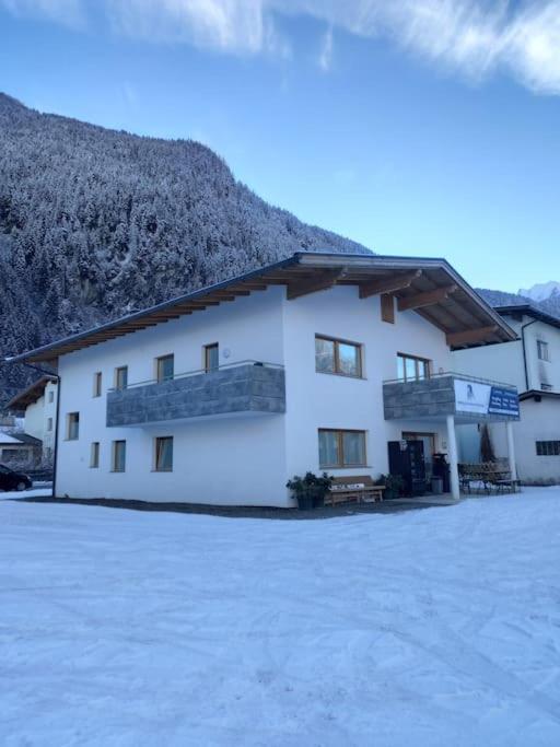 Grosszuegiges Apartment Georg Mayrhofen Barrierefrei Hollenzen Exterior photo